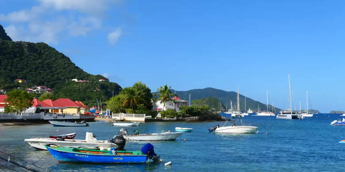 Paysage de l'archipel et la Saintoise : bateau des saintes.
