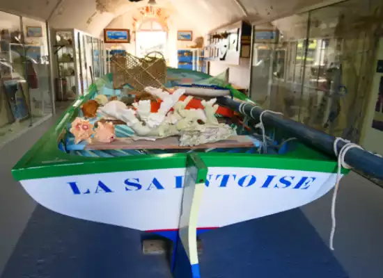 Saintoise traditionnelle au musée du fort Napoléon conçue pour naviguer dans les eaux agitées des Antilles.
